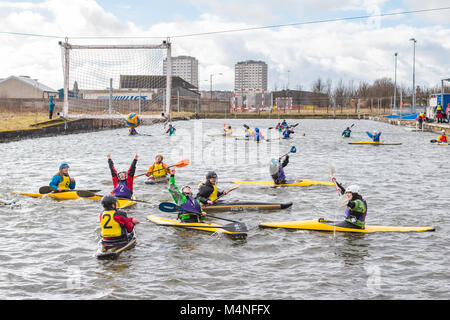 Glasgow, Scotland, Regno Unito. Xvii Feb, 2018. Come la palla colpisce la parte posteriore della rete per la terza volta, l'Università di Aberdeen donne squadra celebrare la vittoria nel 2018 Università Scozzese Sport (SUS) canoa polo concorso a Pinkston centro di sport acquatici in Glasgow Credit: Kay Roxby/Alamy Live News Foto Stock