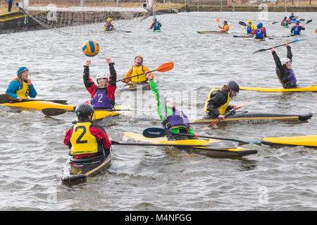 Glasgow, Scotland, Regno Unito. Xvii Feb, 2018. Come la palla colpisce la parte posteriore della rete per la terza volta, l'Università di Aberdeen donne squadra celebrare la vittoria nel 2018 Università Scozzese Sport (SUS) canoa polo concorso a Pinkston centro di sport acquatici in Glasgow Credit: Kay Roxby/Alamy Live News Foto Stock