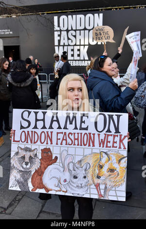 Londra, Regno Unito. Il 17 febbraio 2018. Dimostranti Anti-Fur inscenare una protesta al di fuori della casa di London Fashion Week AW18 a 180 The Strand. Credito: Stephen Chung / Alamy Live News Foto Stock