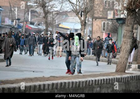 Srinagar, India. Xvii Feb, 2018. Kashmir manifestanti si scontrano con poliziotti indiani nella vecchia città di Srinagar, Indiano Kashmir amministrato. Scontri scoppiati tra dimostranti e forze di governo oggi nella città vecchia di Srinagar poiché le autorità hanno abolito le restrizioni. Credito: Saqib Majeed/SOPA/ZUMA filo/Alamy Live News Foto Stock