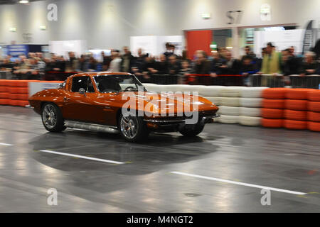 Londra, Regno Unito. Xvii Feb, 2018. Un 1964 Corvette C2 Z06 Sting Ray 7.0L essendo azionati in passeggiata quotidiana sul Grand Parade presso il London Classic Car Show che si sta svolgendo a ExCel di Londra, Regno Unito. Più di 700 dei migliori posti al mondo per automobili classiche sono in esposizione presso lo show che vanno dal vintage pre-guerra tourer al moderno concetto di automobili. La mostra mette in circa 37.000 visitatori, che vanno dal grave teste di benzina per le persone che amano il bello e i veicoli classici. Credito: Michael Preston/Alamy Live News Foto Stock