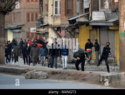 Srinagar, India. Xvii Feb, 2018. Kashmir manifestanti si scontrano con poliziotti indiani nella vecchia città di Srinagar, Indiano Kashmir amministrato. Scontri scoppiati tra dimostranti e forze di governo oggi nella città vecchia di Srinagar poiché le autorità hanno abolito le restrizioni. Credito: Saqib Majeed/SOPA/ZUMA filo/Alamy Live News Foto Stock