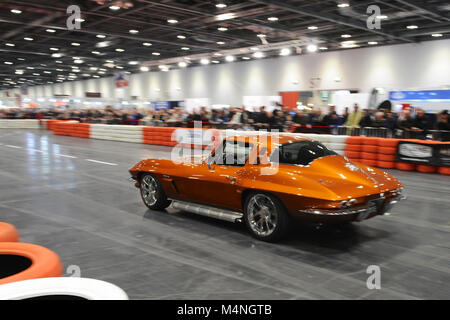 Londra, Regno Unito. Xvii Feb, 2018. Un 1964 Corvette C2 Z06 Sting Ray 7.0L essendo azionati in passeggiata quotidiana sul Grand Parade presso il London Classic Car Show che si sta svolgendo a ExCel di Londra, Regno Unito. Più di 700 dei migliori posti al mondo per automobili classiche sono in esposizione presso lo show che vanno dal vintage pre-guerra tourer al moderno concetto di automobili. La mostra mette in circa 37.000 visitatori, che vanno dal grave teste di benzina per le persone che amano il bello e i veicoli classici. Credito: Michael Preston/Alamy Live News Foto Stock