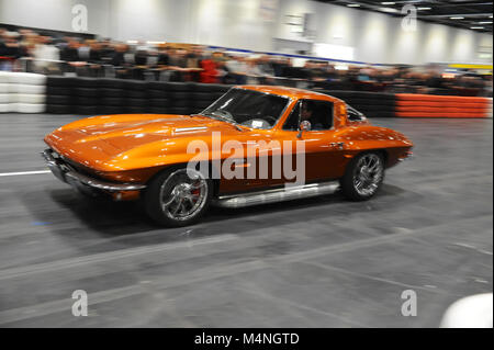 Londra, Regno Unito. Xvii Feb, 2018. Un 1964 Corvette C2 Z06 Sting Ray 7.0L essendo azionati in passeggiata quotidiana sul Grand Parade presso il London Classic Car Show che si sta svolgendo a ExCel di Londra, Regno Unito. Più di 700 dei migliori posti al mondo per automobili classiche sono in esposizione presso lo show che vanno dal vintage pre-guerra tourer al moderno concetto di automobili. La mostra mette in circa 37.000 visitatori, che vanno dal grave teste di benzina per le persone che amano il bello e i veicoli classici. Credito: Michael Preston/Alamy Live News Foto Stock