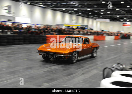 Londra, Regno Unito. Xvii Feb, 2018. Un 1964 Corvette C2 Z06 Sting Ray 7.0L essendo azionati in passeggiata quotidiana sul Grand Parade presso il London Classic Car Show che si sta svolgendo a ExCel di Londra, Regno Unito. Più di 700 dei migliori posti al mondo per automobili classiche sono in esposizione presso lo show che vanno dal vintage pre-guerra tourer al moderno concetto di automobili. La mostra mette in circa 37.000 visitatori, che vanno dal grave teste di benzina per le persone che amano il bello e i veicoli classici. Credito: Michael Preston/Alamy Live News Foto Stock