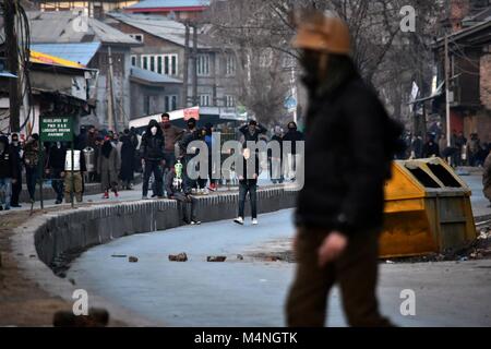 Srinagar, India. Xvii Feb, 2018. Kashmir manifestanti si scontrano con poliziotti indiani nella vecchia città di Srinagar, Indiano Kashmir amministrato. Scontri scoppiati tra dimostranti e forze di governo oggi nella città vecchia di Srinagar poiché le autorità hanno abolito le restrizioni. Credito: Saqib Majeed/SOPA/ZUMA filo/Alamy Live News Foto Stock