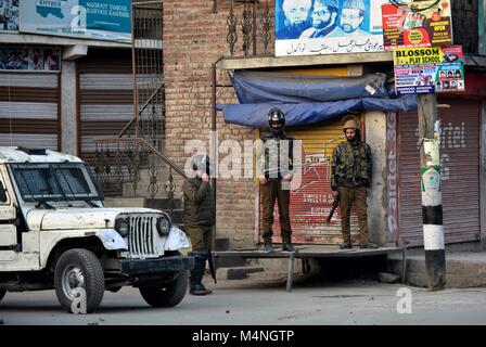 Srinagar, India. Xvii Feb, 2018. Poliziotti indiano stand alert durante gli scontri con manifestanti Kashmir nella vecchia città di Srinagar, indiano Kashmir amministrato. Scontri scoppiati tra dimostranti e forze di governo oggi nella città vecchia di Srinagar poiché le autorità hanno abolito le restrizioni. Credito: Saqib Majeed/SOPA/ZUMA filo/Alamy Live News Foto Stock