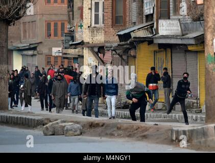 Srinagar, India. Xvii Feb, 2018. Kashmir manifestanti si scontrano con poliziotti indiani nella vecchia città di Srinagar, Indiano Kashmir amministrato. Scontri scoppiati tra dimostranti e forze di governo oggi nella città vecchia di Srinagar poiché le autorità hanno abolito le restrizioni. Credito: Saqib Majeed/SOPA/ZUMA filo/Alamy Live News Foto Stock
