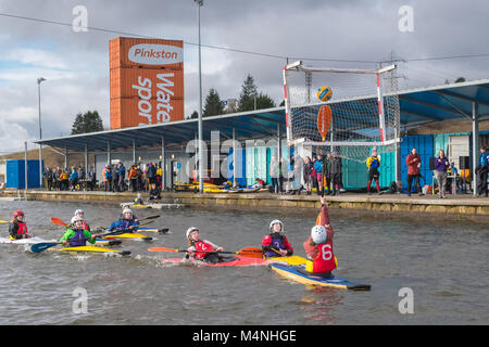 Glasgow, Scozia. Xvii Feb, 2018. UK - previsioni del tempo - il congelamento di acqua fredda in una giornata grigia a Glasgow non dissuadere concorrenti nel 2018 Università Scozzese Sport (SUS) canoa polo la concorrenza. Gli studenti battaglia a Pinkston centro di sport acquatici in Glasgow Credit: Kay Roxby/Alamy Live News Foto Stock