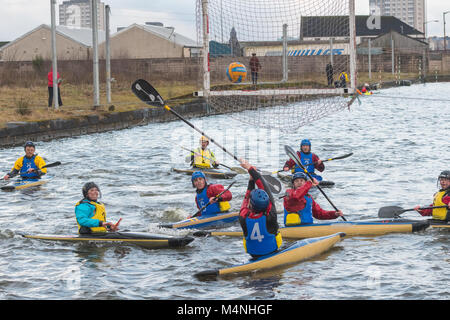 Glasgow, Scozia. Xvii Feb, 2018. UK - previsioni del tempo - il congelamento di acqua fredda in una giornata grigia a Glasgow non dissuadere concorrenti nel 2018 Università Scozzese Sport (SUS) canoa polo la concorrenza. Gli studenti battaglia a Pinkston centro di sport acquatici in Glasgow Credit: Kay Roxby/Alamy Live News Credito: Kay Roxby/Alamy Live News Foto Stock