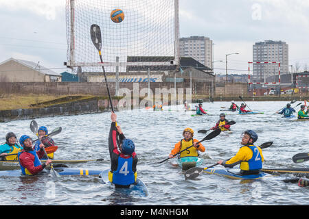 Glasgow, Scozia. Xvii Feb, 2018. UK - previsioni del tempo - il congelamento di acqua fredda in una giornata grigia a Glasgow non dissuadere concorrenti nel 2018 Università Scozzese Sport (SUS) canoa polo la concorrenza. Gli studenti battaglia a Pinkston centro di sport acquatici in Glasgow Credit: Kay Roxby/Alamy Live News Foto Stock