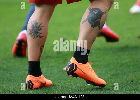 Udine, Italia. Xvii Feb, 2018. Roma's centrocampista Radja Nainggolan tatuaggi durante la serie di una partita di calcio tra Udinese Calcio v come Roma al Dacia Arena Stadium il 17 febbraio, 2018. Credito: Andrea Spinelli/Alamy Live News Foto Stock