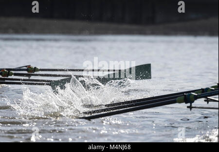 Putney, UK. Xvii Feb, 2018. Il 17 febbraio 2018. Boat Race fixture. Cambridge University donna Boat Club vs Università di Londra Boat Club. Come preparazione per il Cancer Research UK regate, Oxford e Cambridge club partecipano in un certo numero di partite contro altri club, canottaggio lo stesso corso Tideway come usato per il Boat Race. Credito: Duncan Grove/Alamy Live News Foto Stock