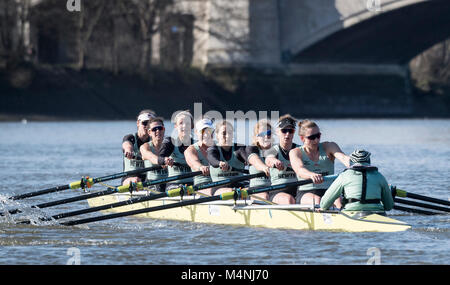 Putney, UK. Xvii Feb, 2018. Il 17 febbraio 2018. Boat Race fixture. Cambridge University donna Boat Club vs Università di Londra Boat Club. Come preparazione per il Cancer Research UK regate, Oxford e Cambridge club partecipano in un certo numero di partite contro altri club, canottaggio lo stesso corso Tideway come usato per il Boat Race. Credito: Duncan Grove/Alamy Live News Foto Stock