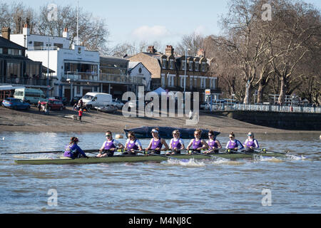 Putney, UK. Xvii Feb, 2018. Il 17 febbraio 2018. Boat Race fixture. Cambridge University donna Boat Club vs Università di Londra Boat Club. Come preparazione per il Cancer Research UK regate, Oxford e Cambridge club partecipano in un certo numero di partite contro altri club, canottaggio lo stesso corso Tideway come usato per il Boat Race. Credito: Duncan Grove/Alamy Live News Foto Stock