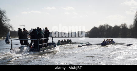 Putney, UK. Xvii Feb, 2018. Il 17 febbraio 2018. Boat Race fixture. Cambridge University donna Boat Club vs Università di Londra Boat Club. Come preparazione per il Cancer Research UK regate, Oxford e Cambridge club partecipano in un certo numero di partite contro altri club, canottaggio lo stesso corso Tideway come usato per il Boat Race. Credito: Duncan Grove/Alamy Live News Foto Stock