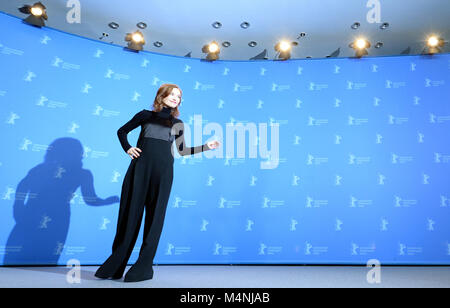 Berlino, Germania. Xvii Feb, 2018. L'attrice francese Isabelle Huppert durante il photocall del film "Eva" alla Berlinale 2018 Film Festival di Berlino, Germania, 17 febbraio 2018. Il film corre in concorso al 68° International Festival del Cinema di Berlino. Credito: Jens Kalaene/dpa-Zentralbild/dpa/Alamy Live News Foto Stock