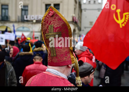 Monaco di Baviera, Germania. Xvii Feb, 2018. I manifestanti di manifestare contro la in occasione della conferenza di Monaco sulla sicurezza a Monaco di Baviera, Germania, il 17 febbraio 2018. La 54th Security Conference si svolge dal 16 febbraio al 18 febbraio 2018. Credito: Sebastian Gabriel/dpa/Alamy Live News Foto Stock