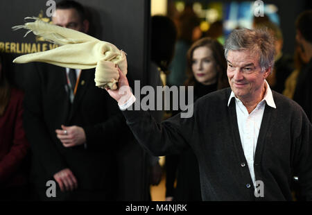 Berlino, Germania. Xvii Feb, 2018. Direttore Benoît Jacquot durante il photocall del film "Eva" alla Berlinale 2018 Film Festival di Berlino, Germania, 17 febbraio 2018. Il film corre in concorso al 68° International Festival del Cinema di Berlino. Credito: Maurizio Gambarini/dpa/Alamy Live News Foto Stock