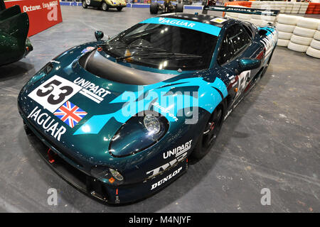 Londra, Regno Unito. Xvii Feb, 2018. Un 1993 Jaguar XJ220 racing car in mostra al London Classic Car Show che si sta svolgendo a ExCel di Londra, Regno Unito. Più di 700 dei migliori posti al mondo per automobili classiche sono in esposizione presso lo show che vanno dal vintage pre-guerra tourer al moderno concetto di automobili. La mostra mette in circa 37.000 visitatori, che vanno dal grave teste di benzina per le persone che amano il bello e i veicoli classici. Foto Stock