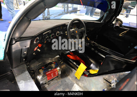 Londra, Regno Unito. Xvii Feb, 2018. Il cockpit di un 1988 Porsche 962C racing car in mostra al London Classic Car Show che si sta svolgendo a ExCel di Londra, Regno Unito. Più di 700 dei migliori posti al mondo per automobili classiche sono in esposizione presso lo show che vanno dal vintage pre-guerra tourer al moderno concetto di automobili. La mostra mette in circa 37.000 visitatori, che vanno dal grave teste di benzina per le persone che amano il bello e i veicoli classici. Foto Stock