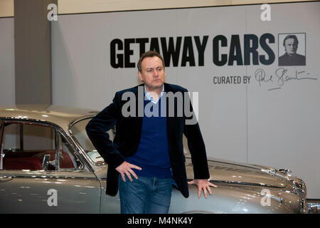 Attore, Philip Glenister in posa accanto a una Jaguar MkII, parte di una serie di auto da fuga che ha curato per il '2018, London Classic Car Show' Foto Stock