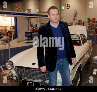 Philip Glenister posa da una Volvo P1800, lo stesso veicolo utilizzato da Roger Moor nella serie televisiva 'il santo'. Phillip ha guidato questa vettura in un eppisode di Channel 4 "for the Love of Cars", che ha presentato. Foto Stock