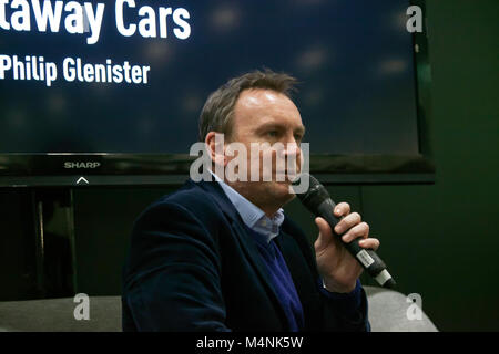 Attore, Philip Glenister intervistato al Supagard Theatre, presso la sezione storica di Motosport International del 2018, London Classic Car Show Foto Stock