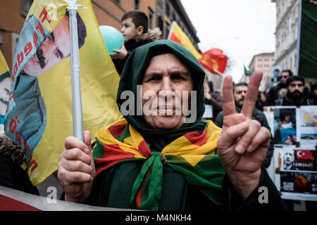 Roma, Italia. Xvii Feb, 2018. Curdi persone marzo gridando "terrorista Erdogan' durante una dimostrazione su scala nazionale, organizzata dalla comunità curda in Italia, contro i turchi in corso campagna militare in curdo-held enclave siriano di Afrin. Curdi callled, anche per la libertà di imprigionato il leader del PKK Abdullah Ocalan. Credito: Giuseppe Ciccia/Alamy Live News Foto Stock