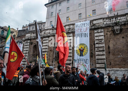 Roma, Italia. Xvii Feb, 2018. Curdi persone marzo gridando "terrorista Erdogan' durante una dimostrazione su scala nazionale, organizzata dalla comunità curda in Italia, contro i turchi in corso campagna militare in curdo-held enclave siriano di Afrin. Curdi callled, anche per la libertà di imprigionato il leader del PKK Abdullah Ocalan. Credito: Giuseppe Ciccia/Alamy Live News Foto Stock