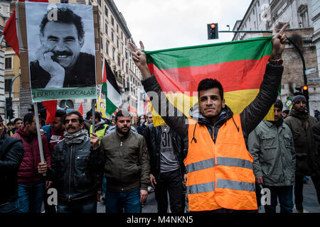 Roma, Italia. Xvii Feb, 2018. Curdi persone marzo gridando "terrorista Erdogan' durante una dimostrazione su scala nazionale, organizzata dalla comunità curda in Italia, contro i turchi in corso campagna militare in curdo-held enclave siriano di Afrin. Curdi callled, anche per la libertà di imprigionato il leader del PKK Abdullah Ocalan. Credito: Giuseppe Ciccia/Alamy Live News Foto Stock