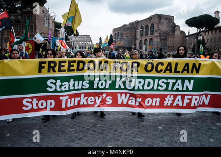 Roma, Italia. Xvii Feb, 2018. Curdi persone marzo gridando "terrorista Erdogan' durante una dimostrazione su scala nazionale, organizzata dalla comunità curda in Italia, contro i turchi in corso campagna militare in curdo-held enclave siriano di Afrin. Curdi callled, anche per la libertà di imprigionato il leader del PKK Abdullah Ocalan. Credito: Giuseppe Ciccia/Alamy Live News Foto Stock