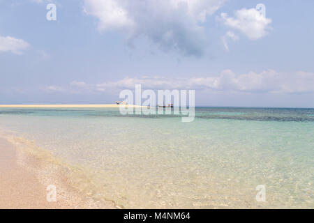 Isola deserta in Mozambico con mare turchese Foto Stock