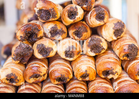 Un mazzetto di freschi panini al cioccolato in un italiano backery Foto Stock