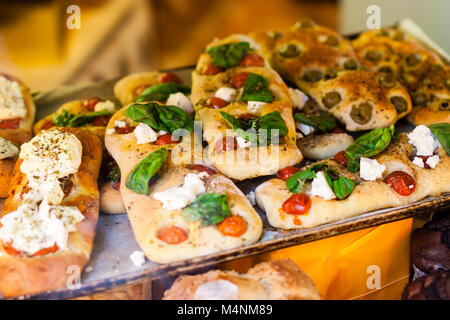 Mazzetto di fesh pizza pane in un italiano backery. Foto Stock