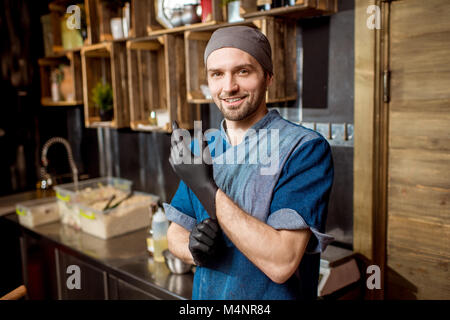 Il capo cuoco presso il ristorante asiatico cucina Foto Stock