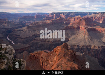 Parco Nazionale del Grand Canyon sopra il fiume Colorado come visto dal bordo sud. Famosa in tutto il mondo la destinazione si trova nel nord dell'Arizona. Foto Stock