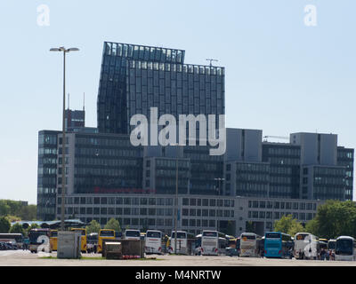 Amburgo, Germania - Maggio 07, 2016: durante il porto il compleanno di Amburgo ci sono un sacco di parcheggio pullman sull'Heiligengeistfeld. Foto Stock