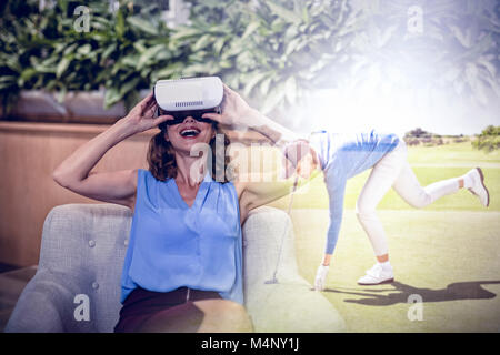 Composite 3d immagine del giocatore di golf femminile di prelevare la pallina da golf Foto Stock