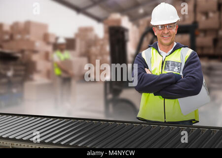 Immagine composita del Lavoratore che indossa elmetto in magazzino Foto Stock