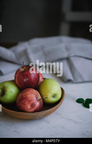 Varie rosso e mele verdi in una coppa di frutta Foto Stock