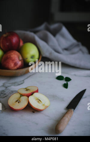 Varie rosso e mele verdi in una coppa di frutta Foto Stock