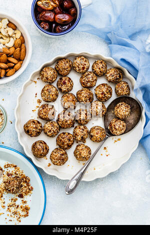 Non cuocere date Granola di sfere di energia con i fiocchi d'avena, date, noci di acagiù e mandorle Foto Stock