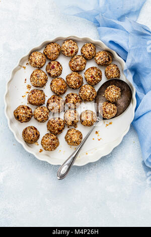 Non cuocere date Granola di sfere di energia con i fiocchi d'avena, date, noci di acagiù e mandorle Foto Stock