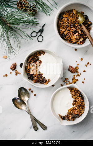 Bocce di yogurt e granola su un sfondo marmo. Foto Stock