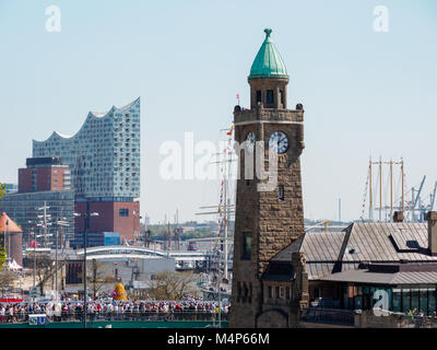 Amburgo, Germania - Maggio 07, 2016: vi è una grande folla godendo il porto il compleanno di Amburgo quando splende il sole. Foto Stock