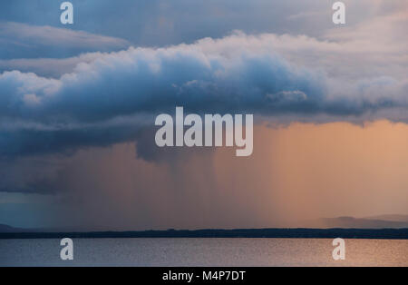 Pioggia nuvola al tramonto sul lago Orsa in Dalarna, Swden. Foto Stock