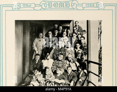 La pubblicazione del 1922 "Bomb" tratta gli eventi chiave e gli sviluppi relativi alla fabbricazione di bombe e alla tecnologia militare durante questo periodo storico. Foto Stock