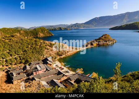 La vista iconica del Lago di Lusu, che confina con le province di Yunnan e Sichuan, è una posizione bellissima ma non molti turisti. Foto Stock