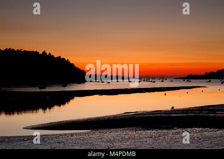 Piccole imbarcazioni ormeggiate su Conwy estuary al crepuscolo, costa del Galles Settentrionale Foto Stock